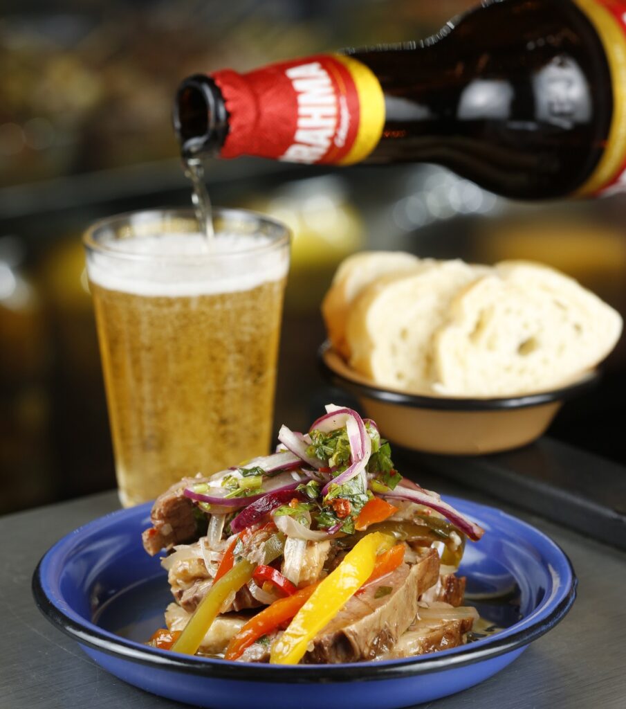 carne louca feita com lagarto cozido por seis horas e conservada em mistura de azeite, cebola, azeitona e especiarias, e picles de uva, para comer de palito 